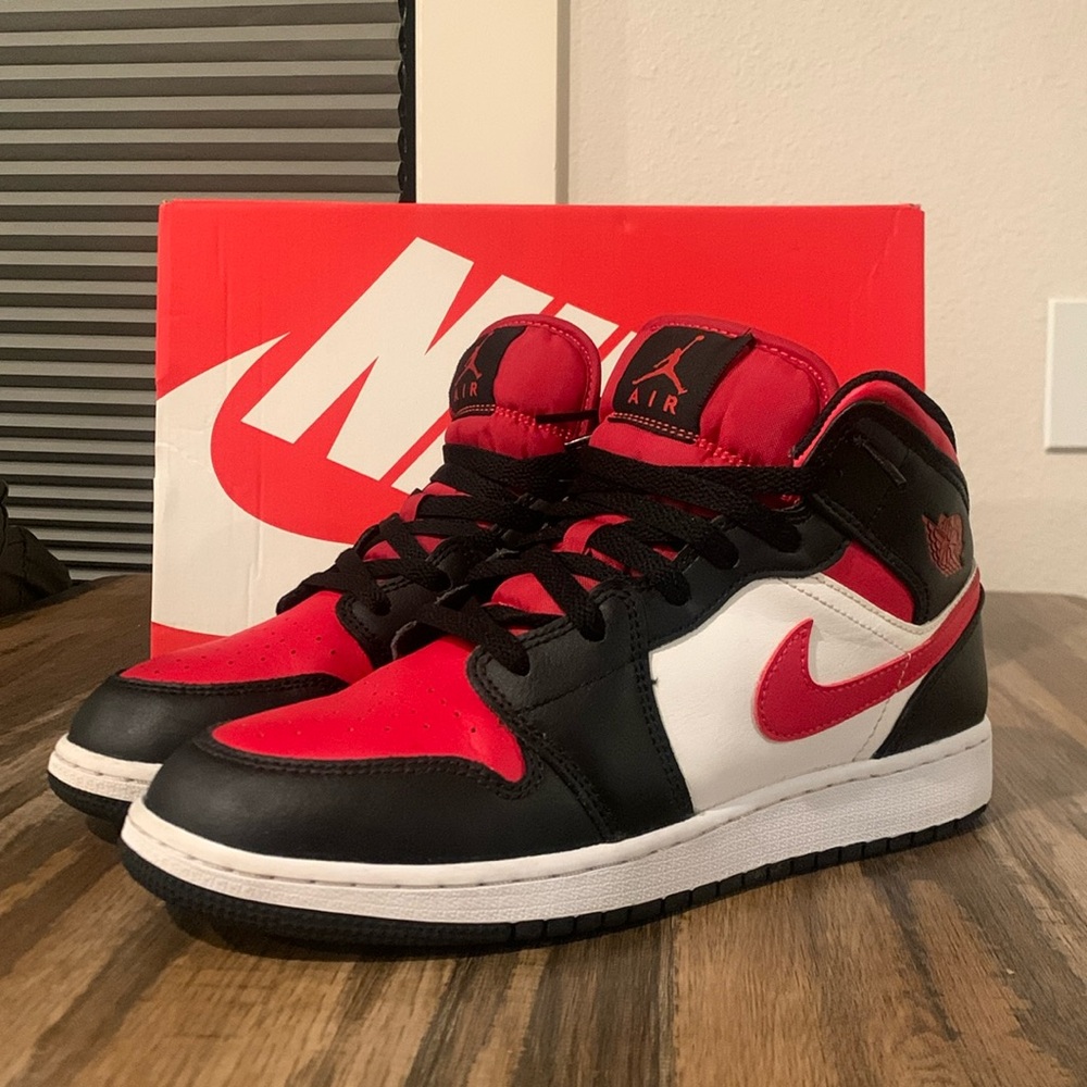 Nike Air Jordan 1 Mid Fire Red White Black Grade School Youth Size 7